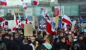 Manifestation anti-restrictions à Varsovie, après un durcissement des mesures sanitaires