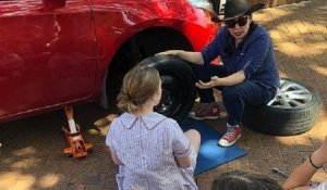 Dans cette école australienne, les jeunes filles apprennent à changer une roue ou vérifier le niveau d'huile