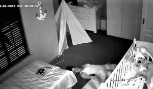 Une maman se la joue commando pour ne pas réveiller son bébé dans la chambre