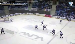 Un hockeyeur explose une vitre de protection