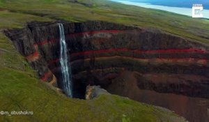 Cet endroit est merveilleux... Chute d'eau entourée de pierre volcanique rouge