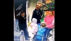 Une maman se trompe d'enfant au supermarché !