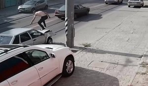 Un homme défonce sa voiture et la répare à grands coups de pied