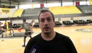 Le coach de Fos Provence Basket Rémi Giuitta avant le 1/4 de Leaders Cup