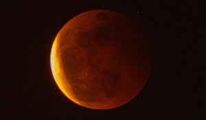 L'éclipse d'une Super Lune au-dessus du Pacifique