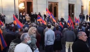 Les forces russes se déploient, des milliers d'Arméniens ne décolèrent pas