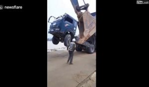 Un camion un peu trop chargé se retrouve dans une position assez inconfortable