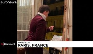 A Paris, un chanteur d'opéra à la fenêtre