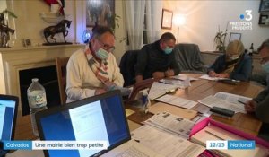 Calvados : la mairie de Manvieux, trop petite pour tenir un conseil municipal