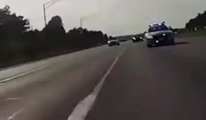 Un motard accélère pour semer une voiture de police... Dingue