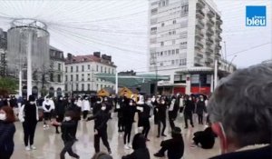 Manifestation des écoles de danse à Pau