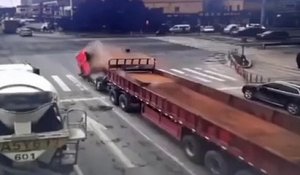 Le chargement d'un camion défonce la cabine lors d'un freinage brusque