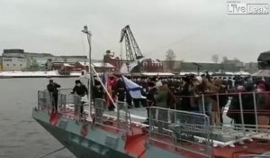 Un caméraman fait un pas de trop et chute du bateau