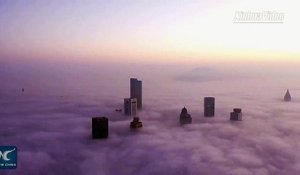Une ville chinoise noyée dans le brouillard