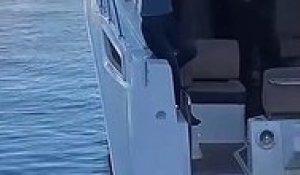 Une femme ivre rate une marche sur un bateau