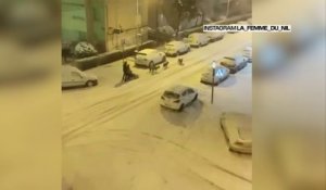 À Madrid, un homme profite des fortes chutes de neige pour se déplacer en traîneau