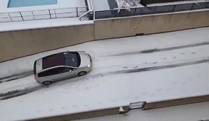 Un automobiliste tente de sortir de son garage sans les bons pneus