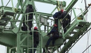 Reportage - Des travaux d'entretien sur le pylône du téléphérique de la Bastille