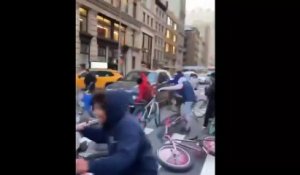 Des jeunes cyclistes se vengent d'un conducteur en saccageant sa BMW (New York)