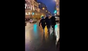 Une manifestante veut empêcher l'arrestation d'un manifestant en Russie... Mauvaise idée