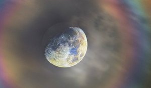 Italie : il photographie un arc-en-ciel magnifique autour de la Lune