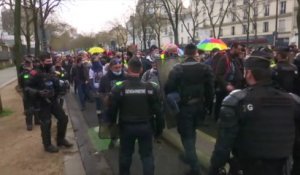 Plusieurs centaines de personnes manifestent à Paris contre la loi sécurité globale
