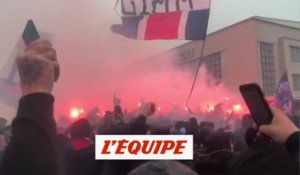 Au Bourget, les supporters parisiens lancent le match - Foot - WTF
