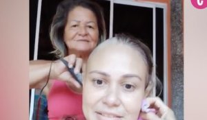 Atteinte d'un cancer, sa mère lui montre son soutien en se rasant le crâne à son tour
