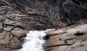 Un Kayakiste de l'extrême dévale une chute d'eau vertigineuse