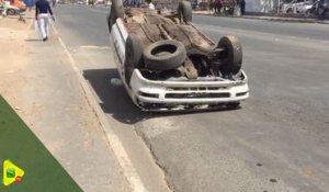 Une voiture caillassée et renversée sur les deux voies