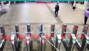 Un homme en colère prend le métro façon "gros dur"