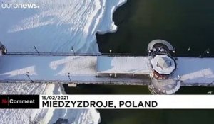Pologne : une plage recouverte de neige prend des allures de banquise