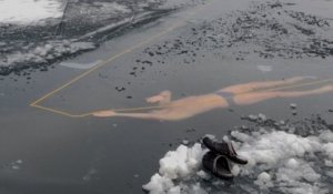Cet apnéiste tchèque s'entraîne à nager sous 30 cm de glace pour battre le record du monde