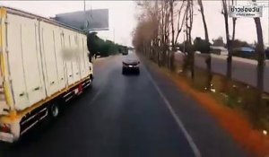 Un automobiliste pile pour faire enrager un routier mais va le regretter