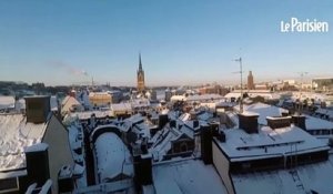 Suède : une armée de balayeurs de neige s'active sur les toits de Stockholm