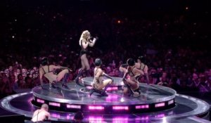 Madonna chante "Vogue" en live lors du "Sticky and Sweet Tour"