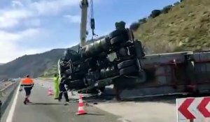 Une grue tente de redresser un camion accidenté... Trop lourd