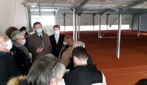 Le maire de Cherbourg-en-Cotentin Benoît Arrivé visite le nouveau pôle tennistique de la Polle.