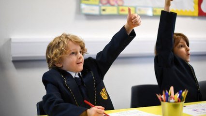 Certains Enfants Ont Enormement Souffert Les Ecoliers Anglais Enfin De Retour A L Ecole Sur Orange Videos