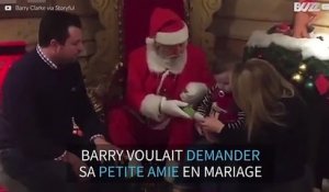 Le père Noël participe à une demande en mariage