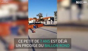 À 7 ans, c'est un adorable prodige du foot