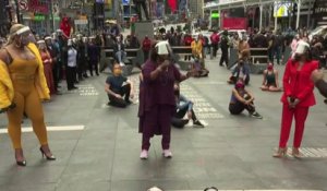 À New York; des artistes de Broadway se produisent dans la rue, un an après la fermeture des salles de spectacle