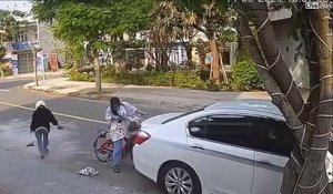 2 femmes à vélo un peu trop distraites