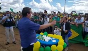 Covid-19: au Brésil, Jair Bolsonaro distribue des parts de son gâteau d'anniversaire à ses supporters