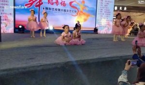 Une fillette s'endort en plein spectacle de danse à l'école