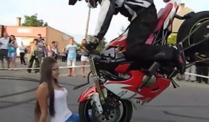 Ce motard s'arrete pile entre les cuisses d'une fille