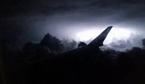 Ce passager  filme un orage magnifique en plein vol depuis son avion de ligne
