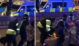 Quand un chien policier mord un policier qui brutalise un manifestant