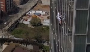 Barcelone: le grimpeur George King escalade un immeuble de 31 étages à mains nues