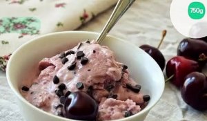 Frozen yogurt à la cerise et aux pépites de chocolat